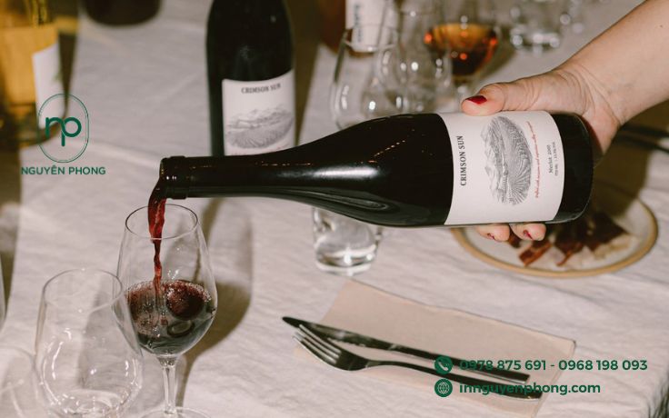 Logo công ty in trên tem dán chai rượu